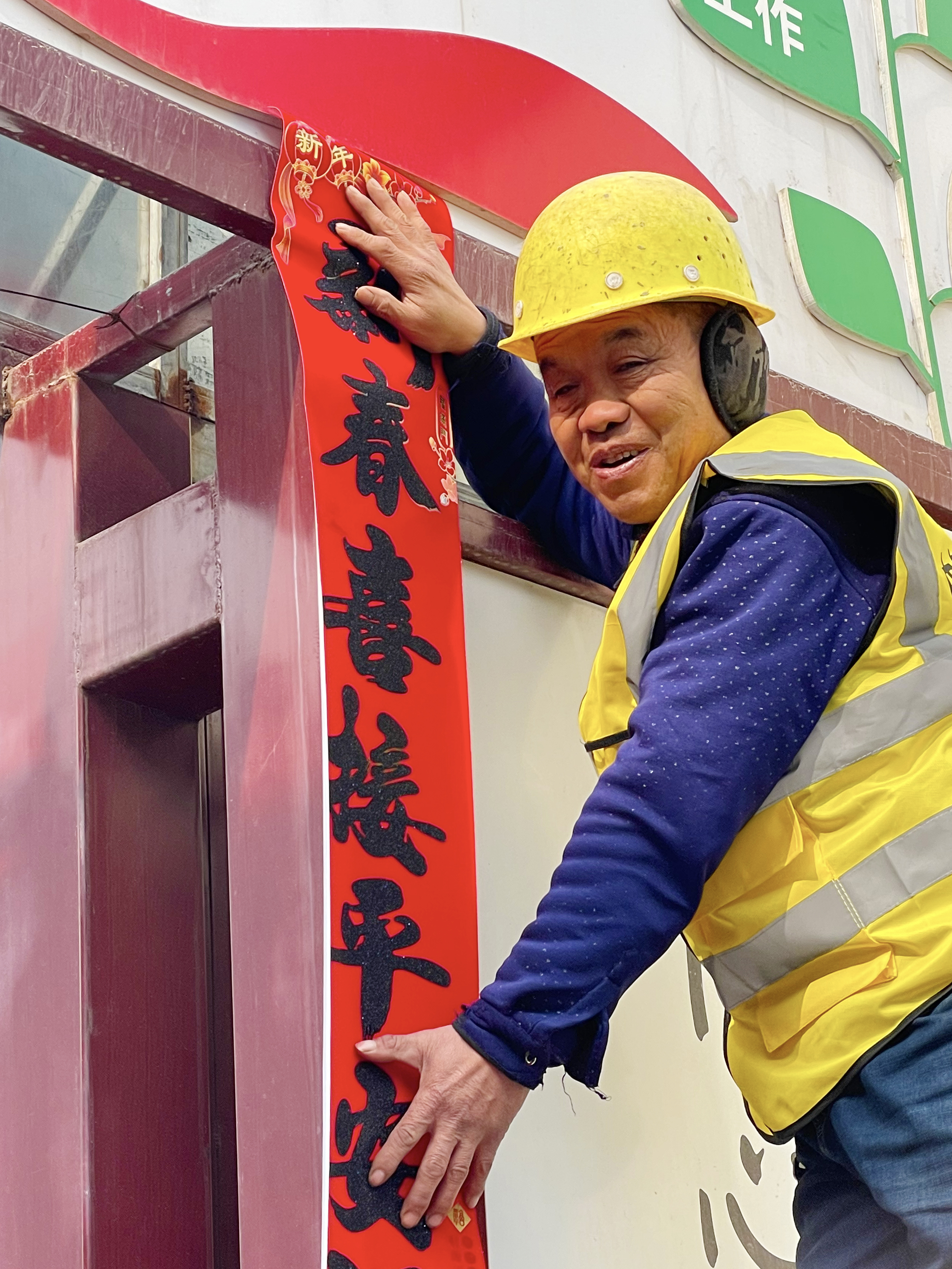 郑州南站建筑工人的“留守”春节