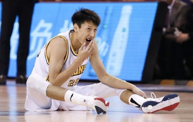 nba球星为什么不种牙(牙齿被打掉之后，赵岩昊首度发声，一番话令人肃然起敬)