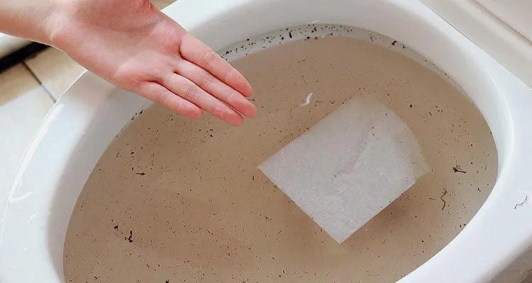 马桶堵了皮搋子不管用，马桶堵了怎么才能快速疏通呢？