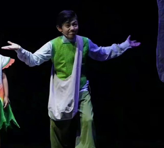 刘烨女儿才10岁就这么美！晒庆生照颜值逆袭终于像妈，混血脸太绝