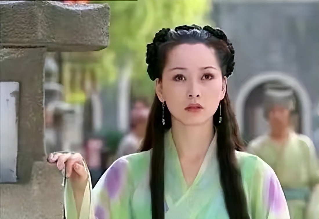 饰演外表漂亮,外强中干的许平君的是女演员宋妍.