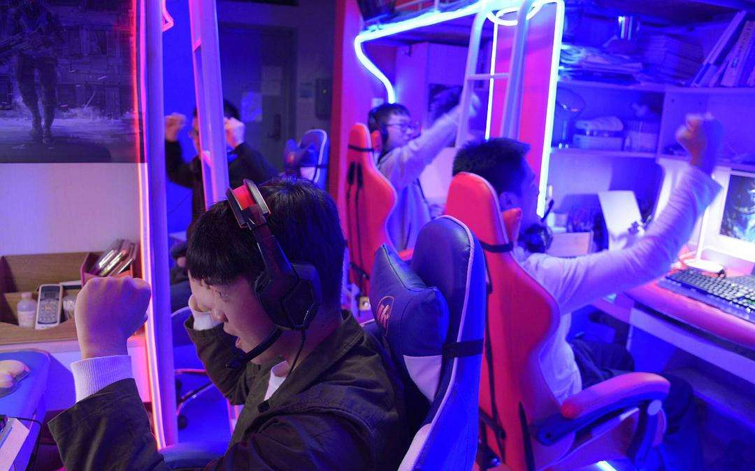 专升本学生，备考清华研究生，深夜学习被室友“怒怼”