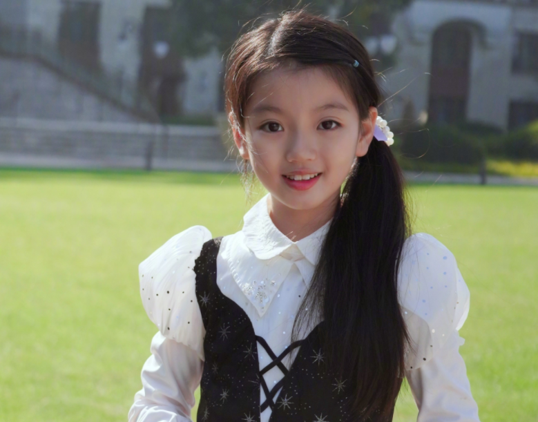 童星阿拉蕾长大了，8岁模样显成熟，颜值跟小时候有差距