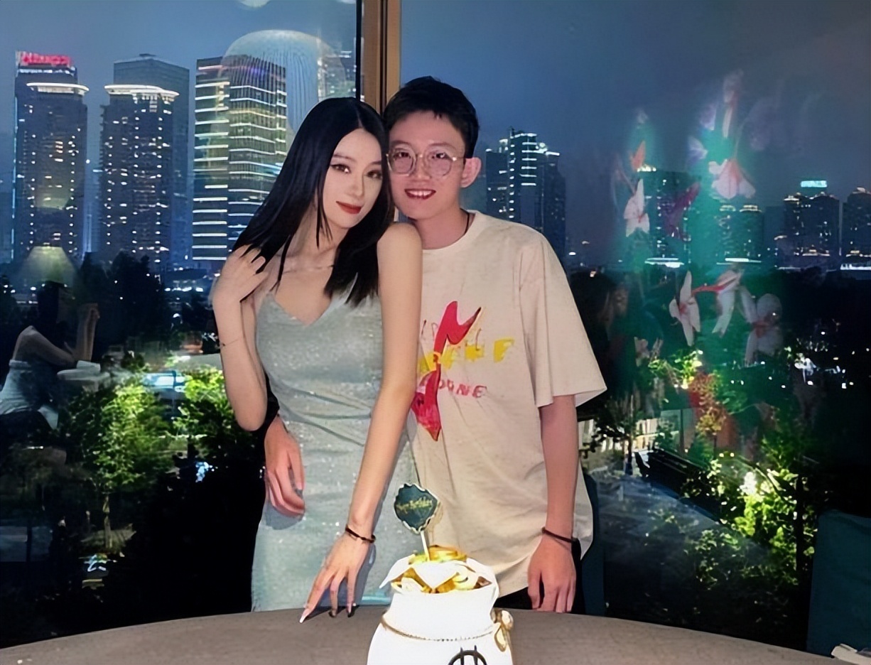 范志毅老婆张梦瑾身高(范志毅英国籍女儿庆生！身材傲人与2男子亲密合影，复旦大学读研)