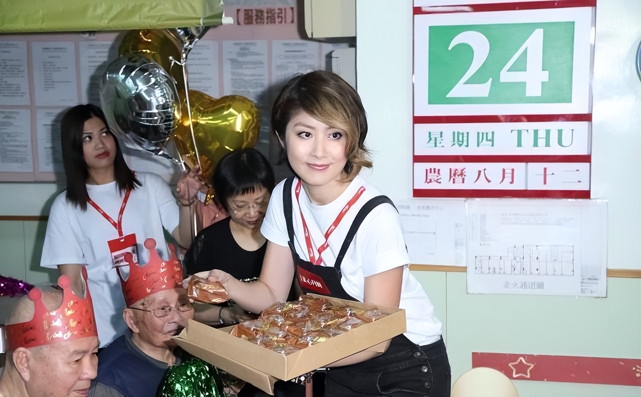 奔五的陈慧琳好懂“扮嫩”，穿的裤子看着简单，却减龄到显幼稚