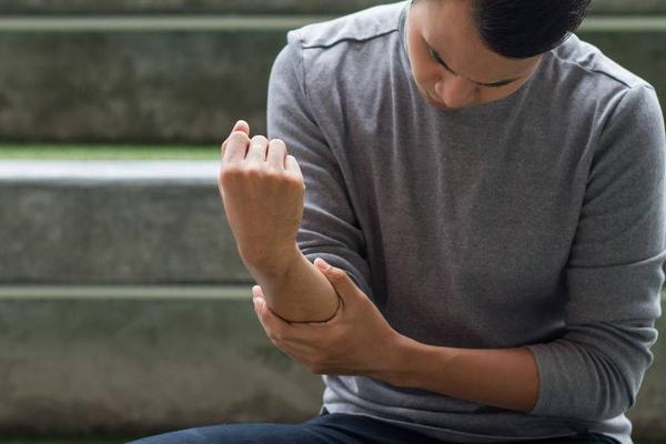 患有关节炎时，或有4个征兆，做好这7件事，或能有效保护关节