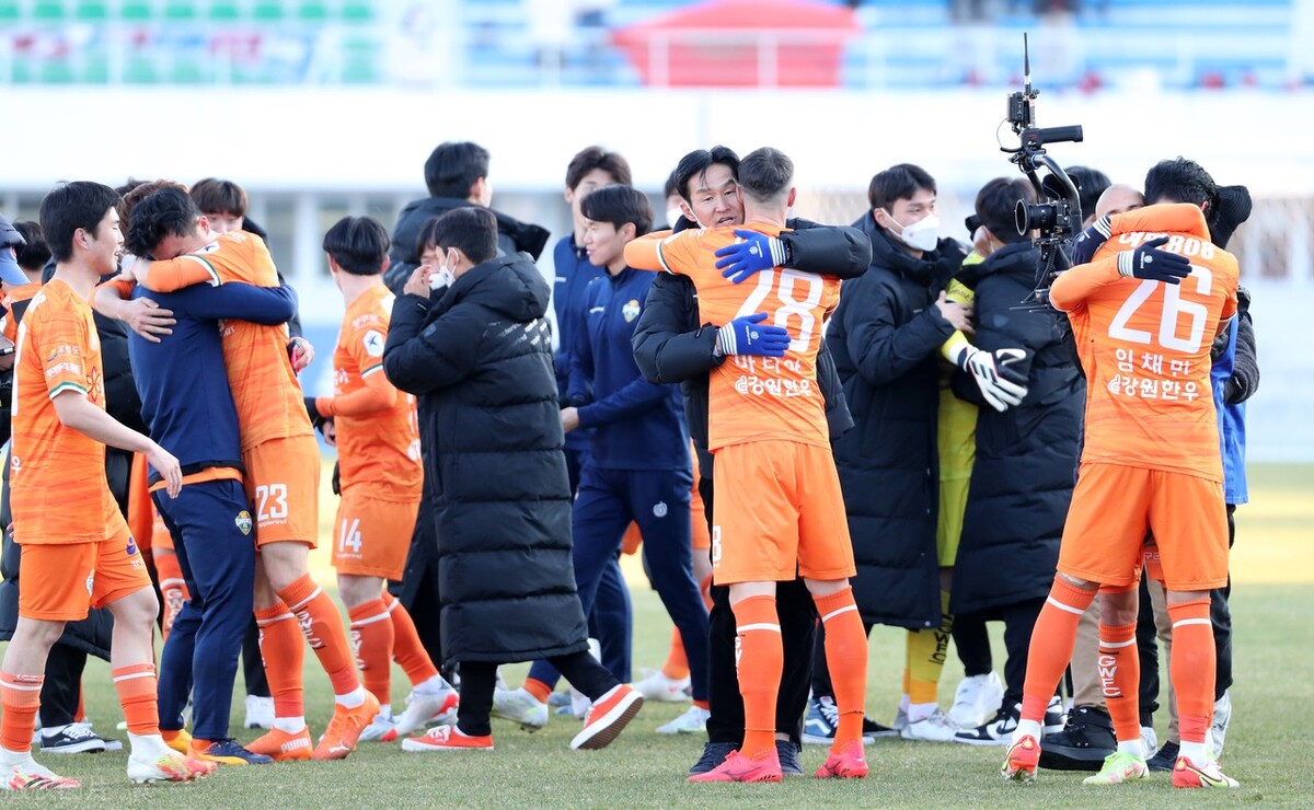 手机足球既时比分(今日足球：水原FC VS 全北现代 江原FC VS 大邱FC （内附比分）)