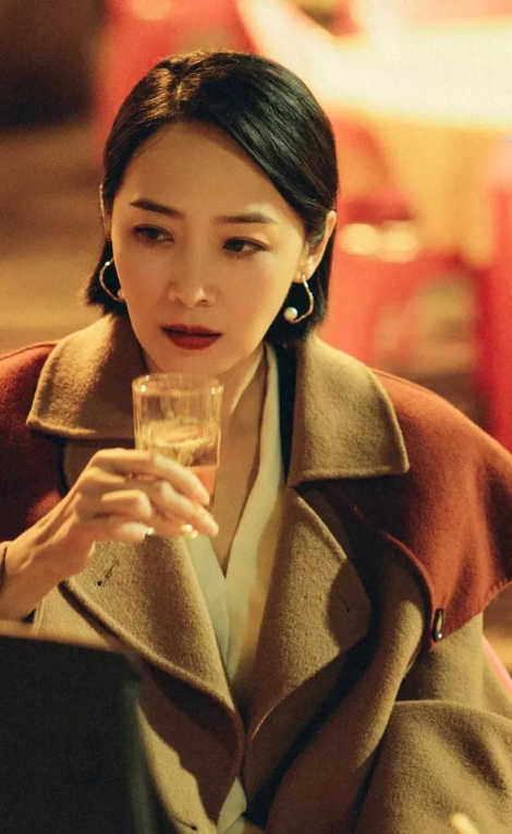 曲栅栅凭狂飙女反派走红,与波哥庆生太甜美,爱丈夫的眼神藏不住