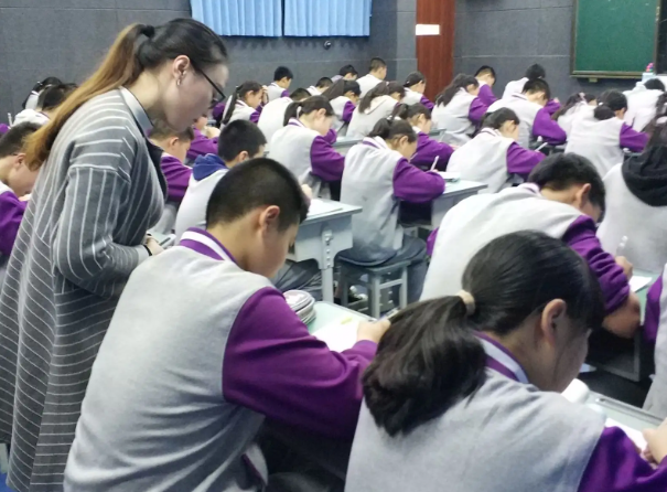 为何要用全英文授课？清华大学课堂被吐槽，无知不自知很可怕