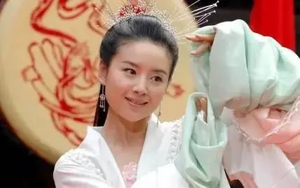 嘴角向下，面相刻薄，这9位苦相脸女星，都不适合演活泼少女