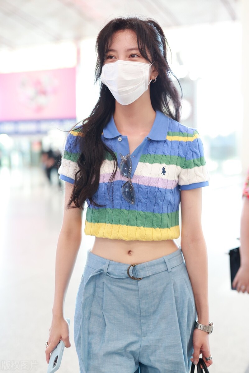 街拍：宋妍霏Ralph lauren条纹polo蓝色阔腿裤时尚休闲