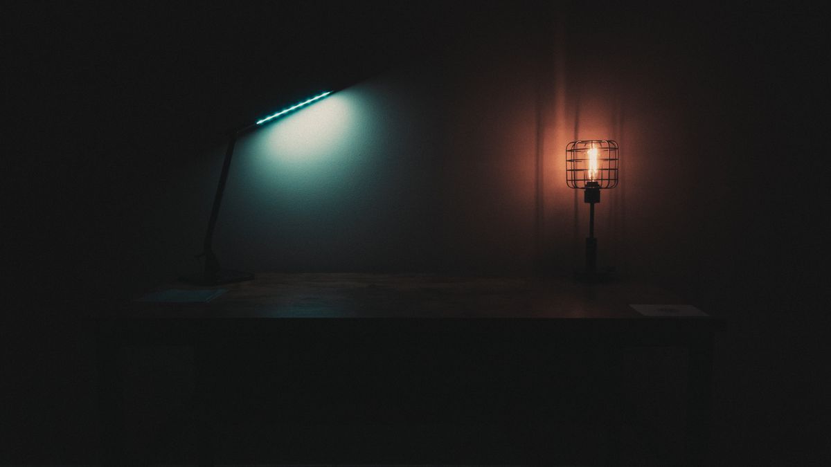 夜未央，心难眠，思绪如潮涌，独对孤灯数流年。
