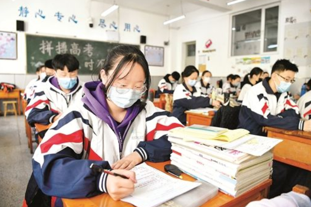 高考体检要“全脱光”？学生瑟瑟发抖很难为情，医生却这样说