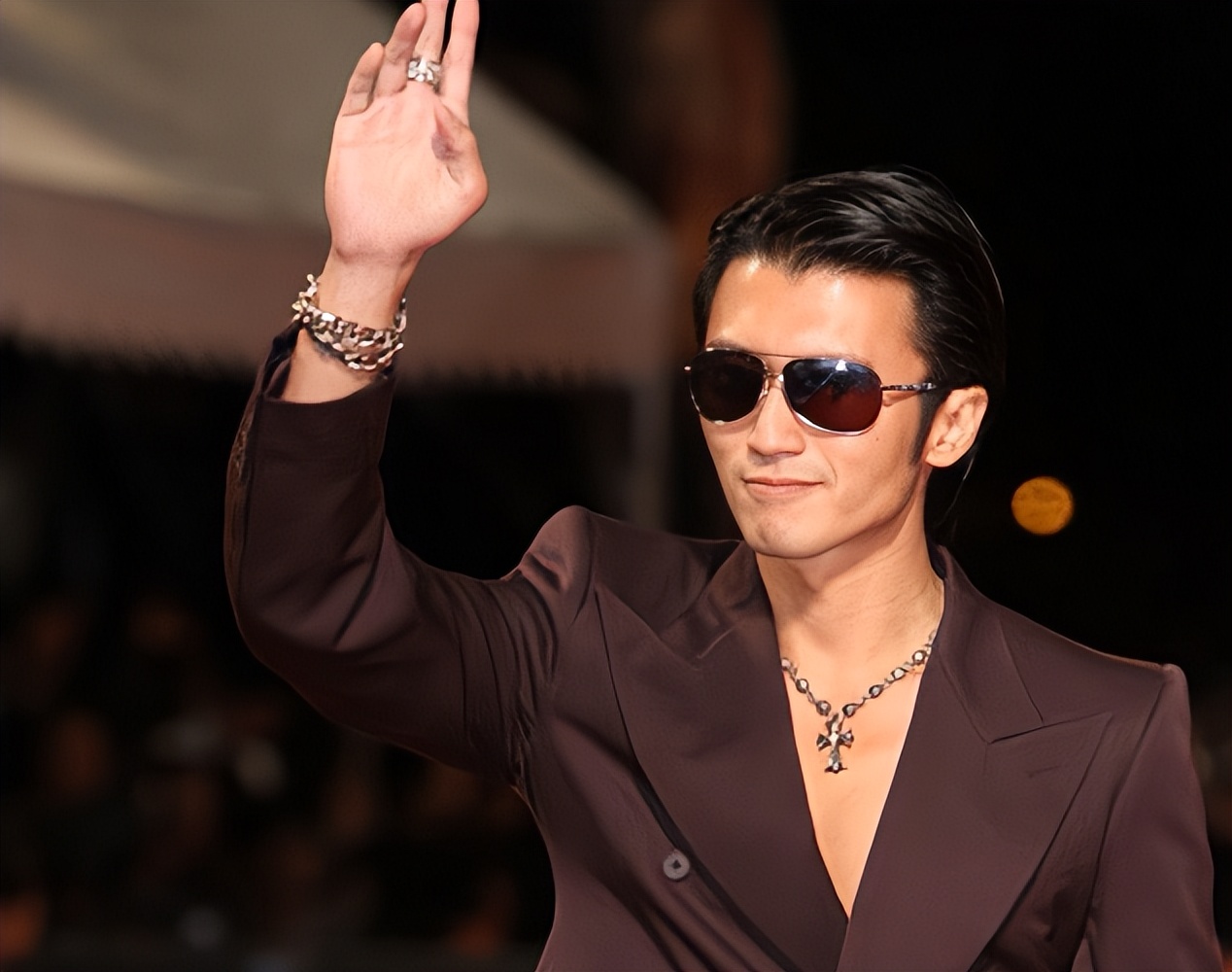 离婚11年后,张柏芝颜值在线好似少女,谢霆锋一脸沧桑眼里无光