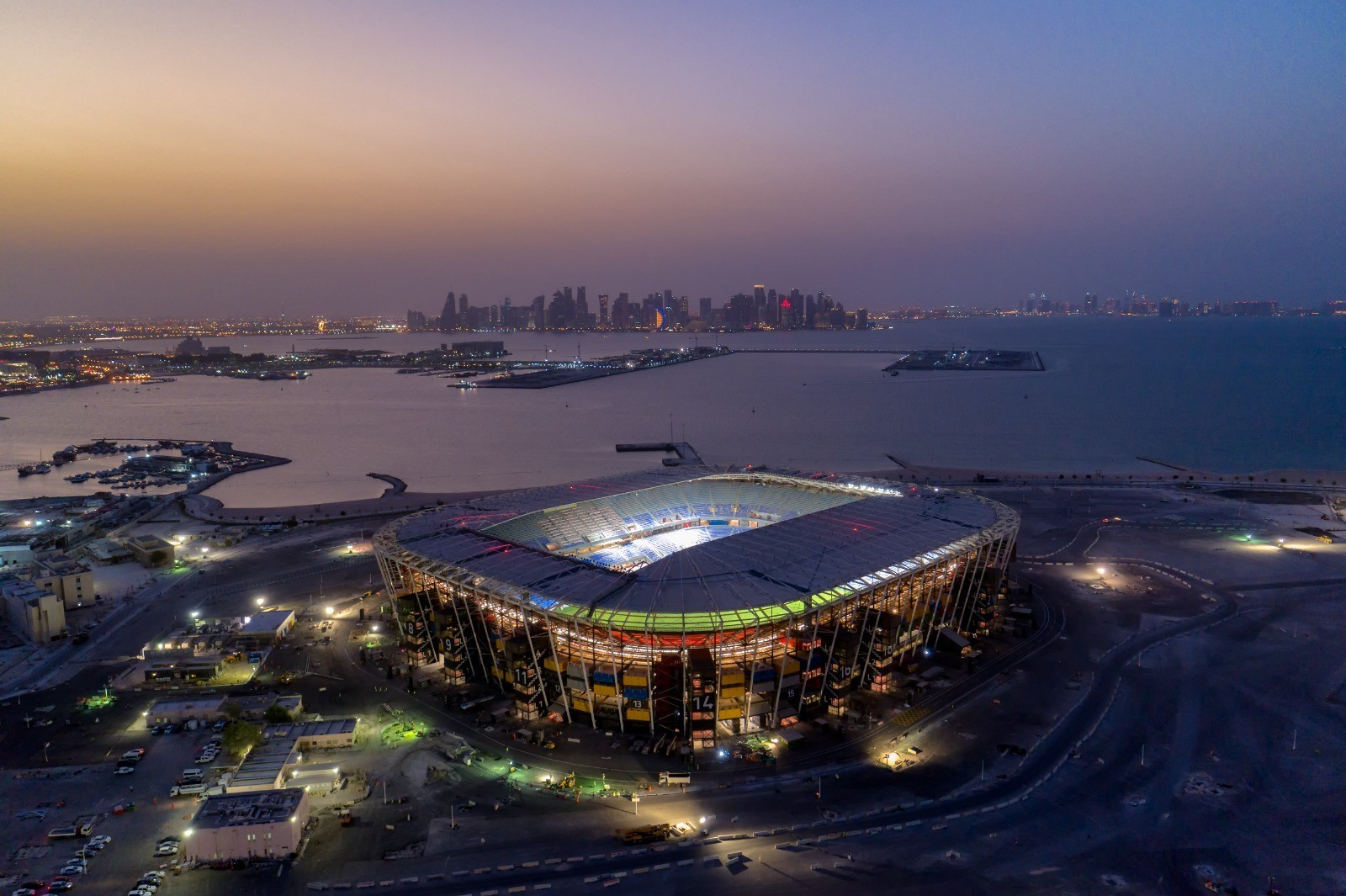 世界杯决赛8万人球场(卡塔尔世界杯8座地标性场馆实景图，一探体育场背后的设计巧思)