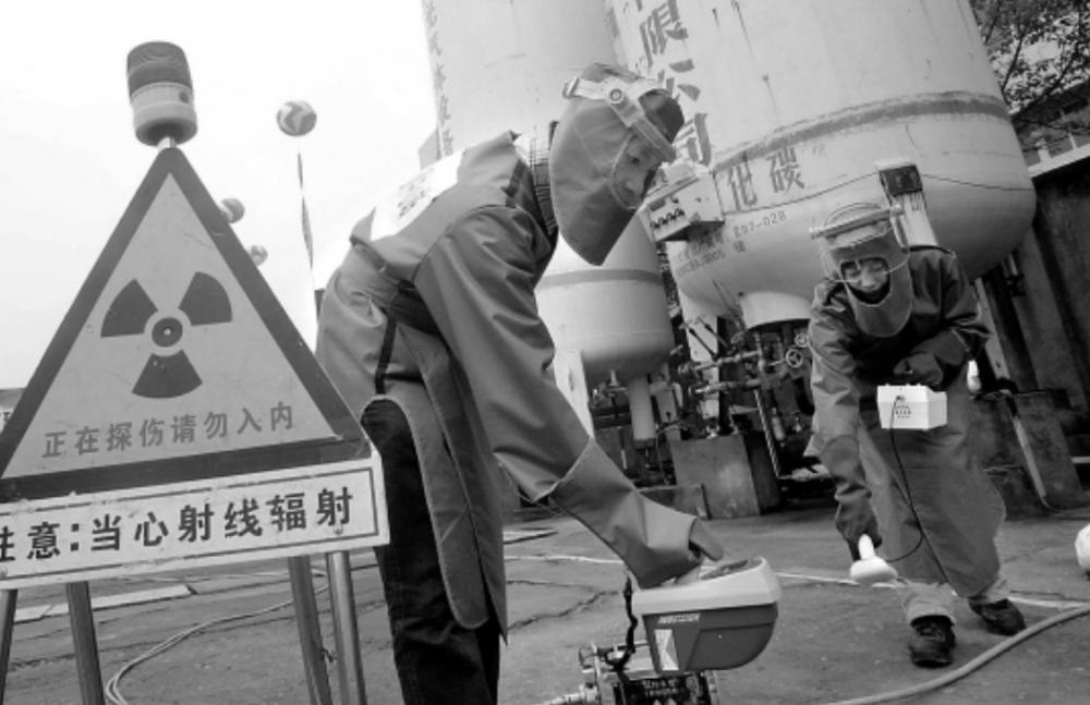 1992年山西工人捡到亮晶晶圆柱，一家三口离奇死亡，141人受伤害