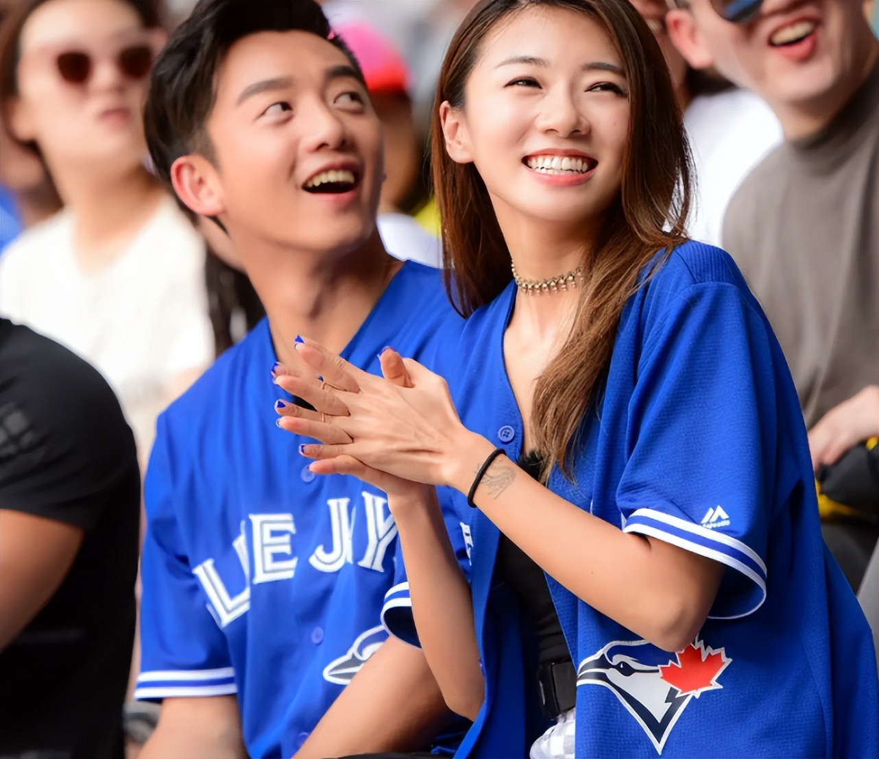 有钱任性！郑恺前任车库玩滑板被批太危险，衣着也遭吐槽不合适