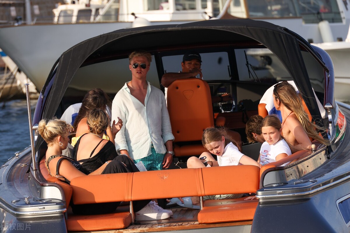 克鲁兹-贝克汉姆和新女友塔娜-霍尔丁现身圣特罗佩二人准备乘船