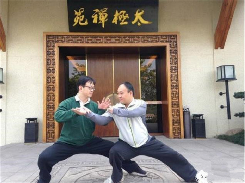 马云保镖舍命为其挡子弹，年入百万买房买车，马云卸任后过得咋样