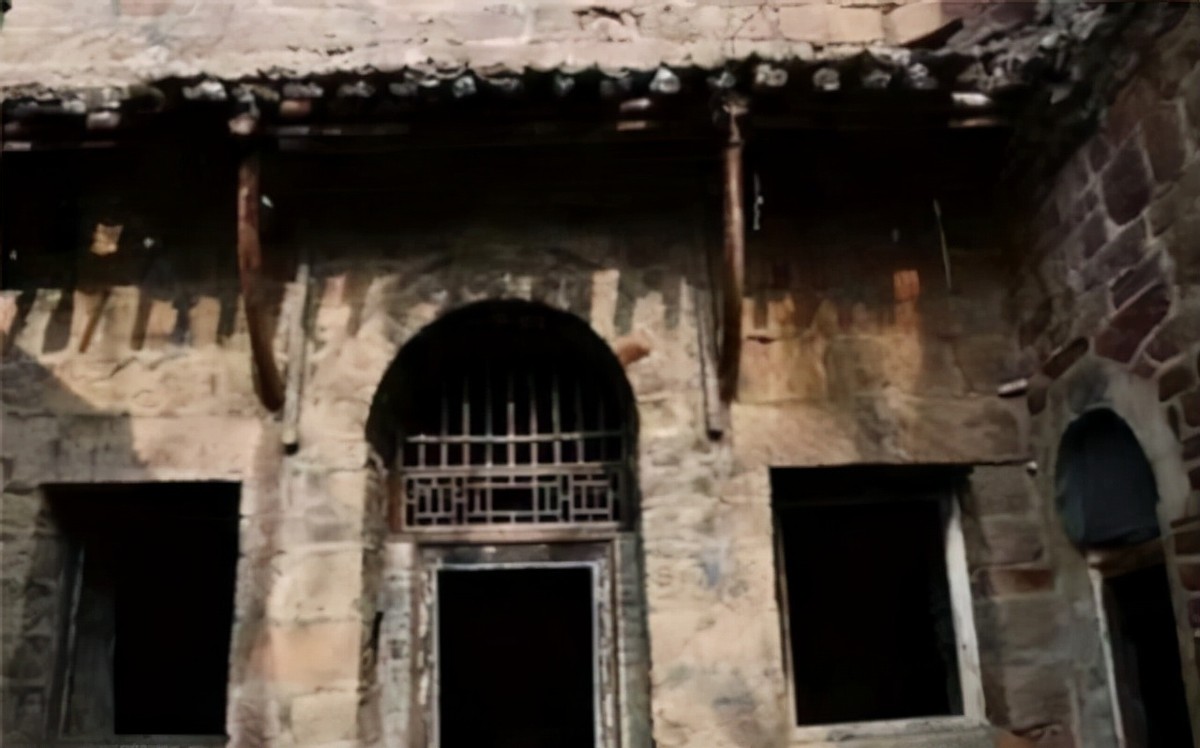 清代状元的后裔：独居深山状元府，坚守着祖宅，无水无电乞讨为生