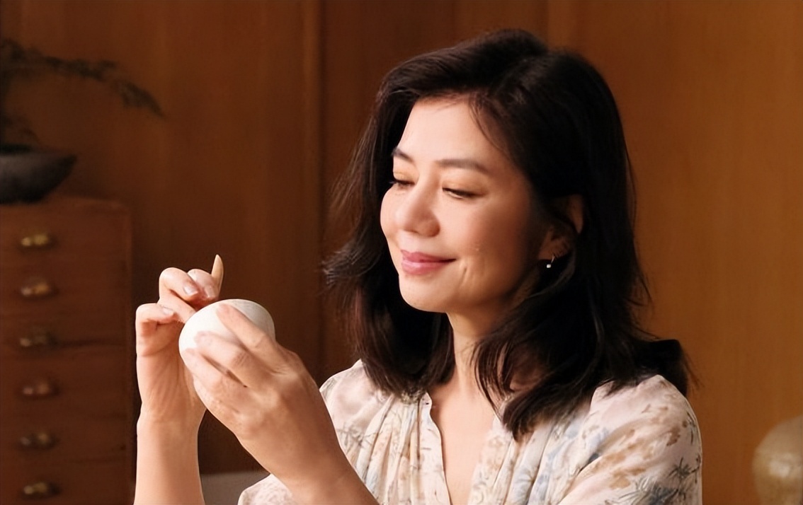 被钟楚红的状态惊艳:衣穿简,发微卷,63岁成同龄女明星最美