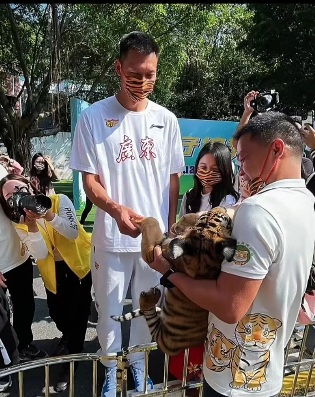 广东男篮最新赛程2022队员名单（宏远新消息！胡明轩全明星首发引争议 朱总率队看华南虎 两悍将复出）