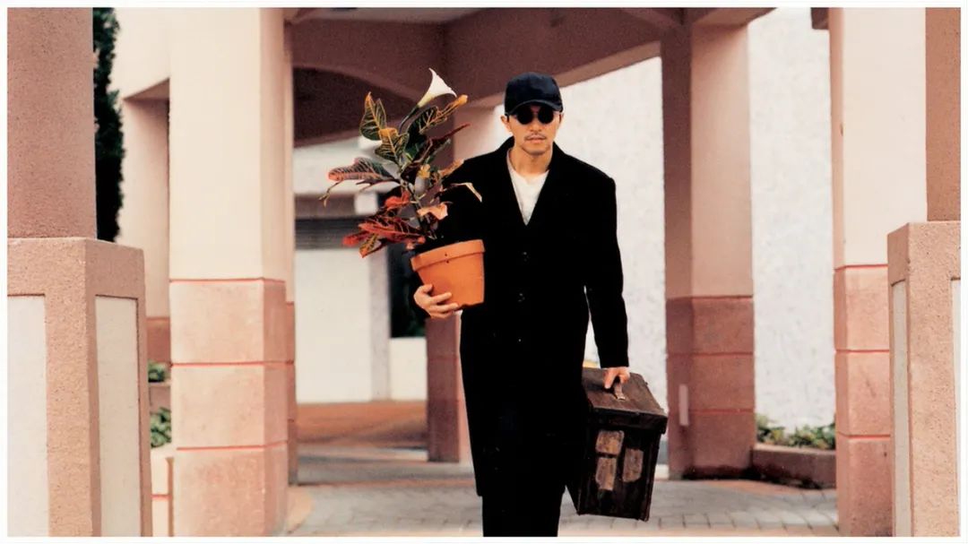 回魂夜周星驰「回魂夜周星驰出场的服装是致敬哪一部电影」