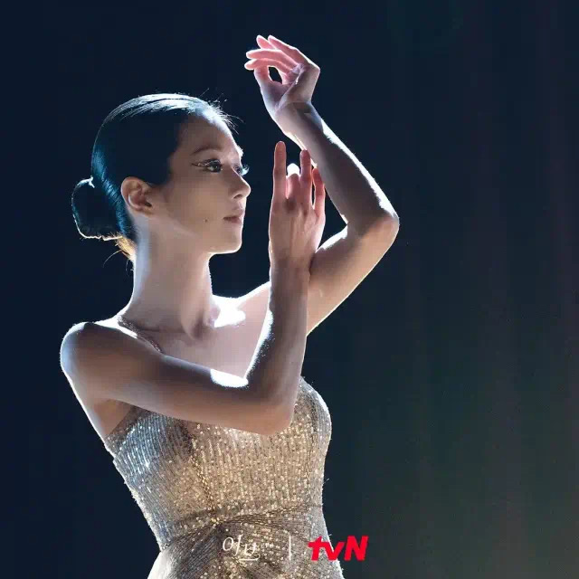 脸比手小，穿百万衣服勒出46cm寸腰！“疯批美人”徐睿知又惊艳了