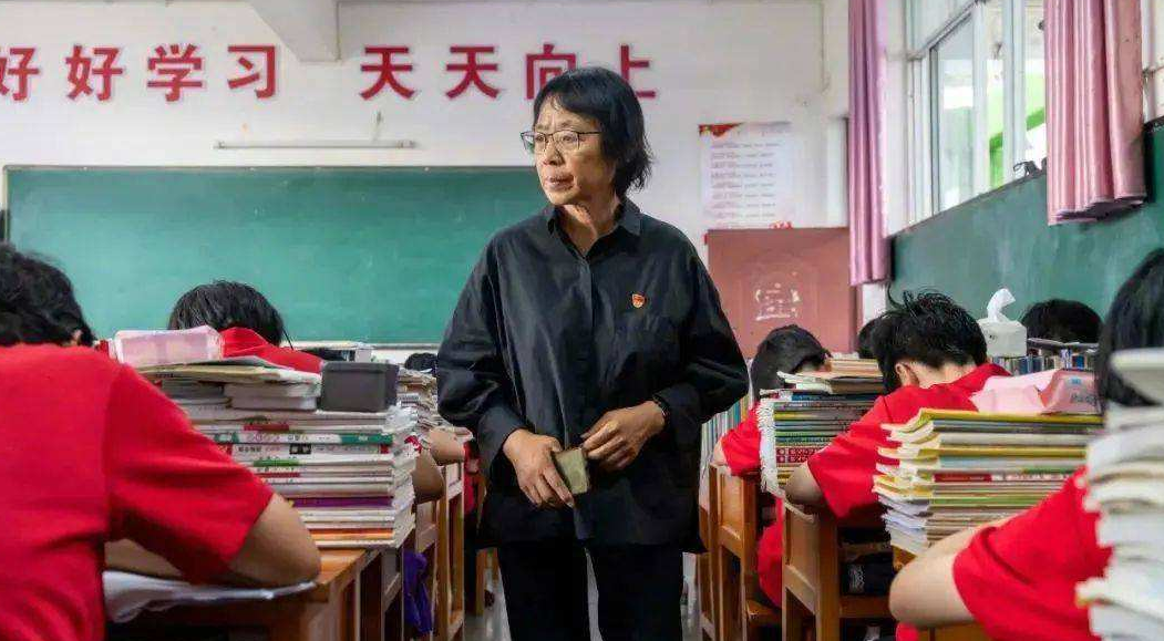 拼命三娘张桂梅校长感动身边人，领导：我们决不能捧着骨灰宣传您