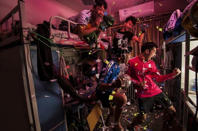 西安高校封校后，一名体育生拿室友当杠铃，隔离宿舍的奇葩生活