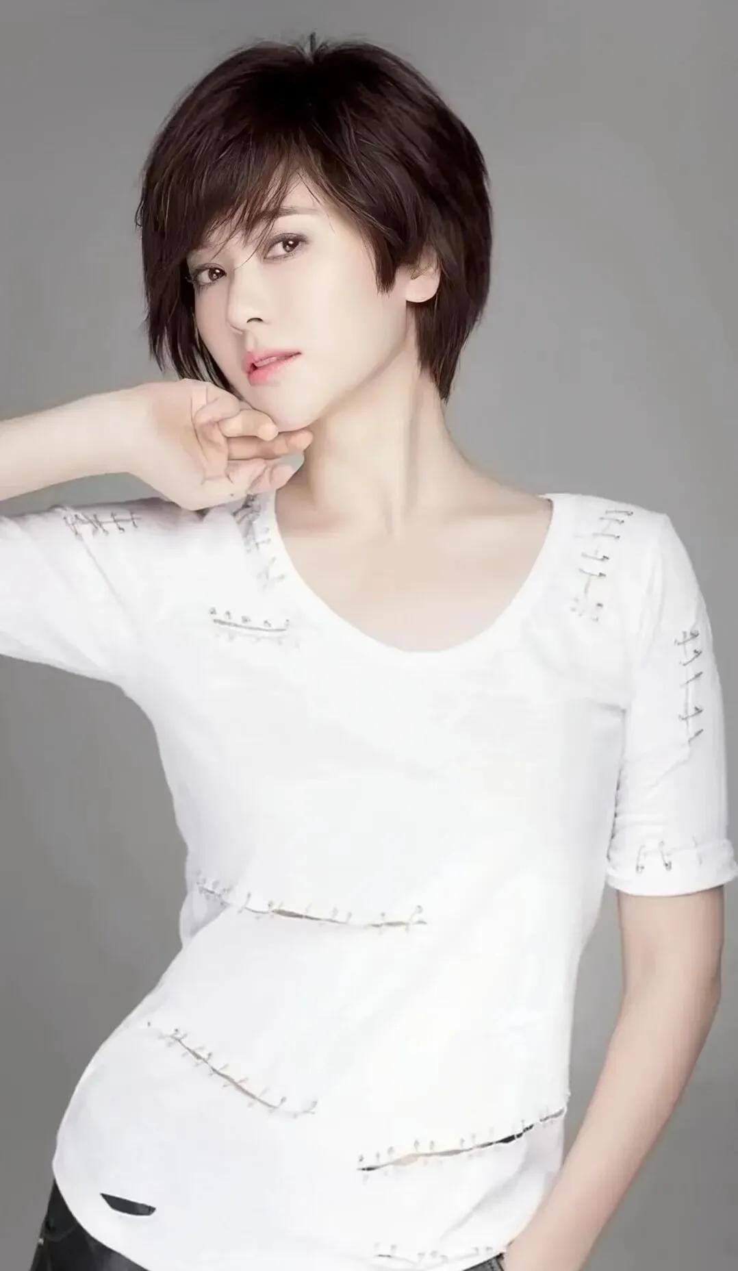 左小青腰肢柔软保养有道，美出高级感