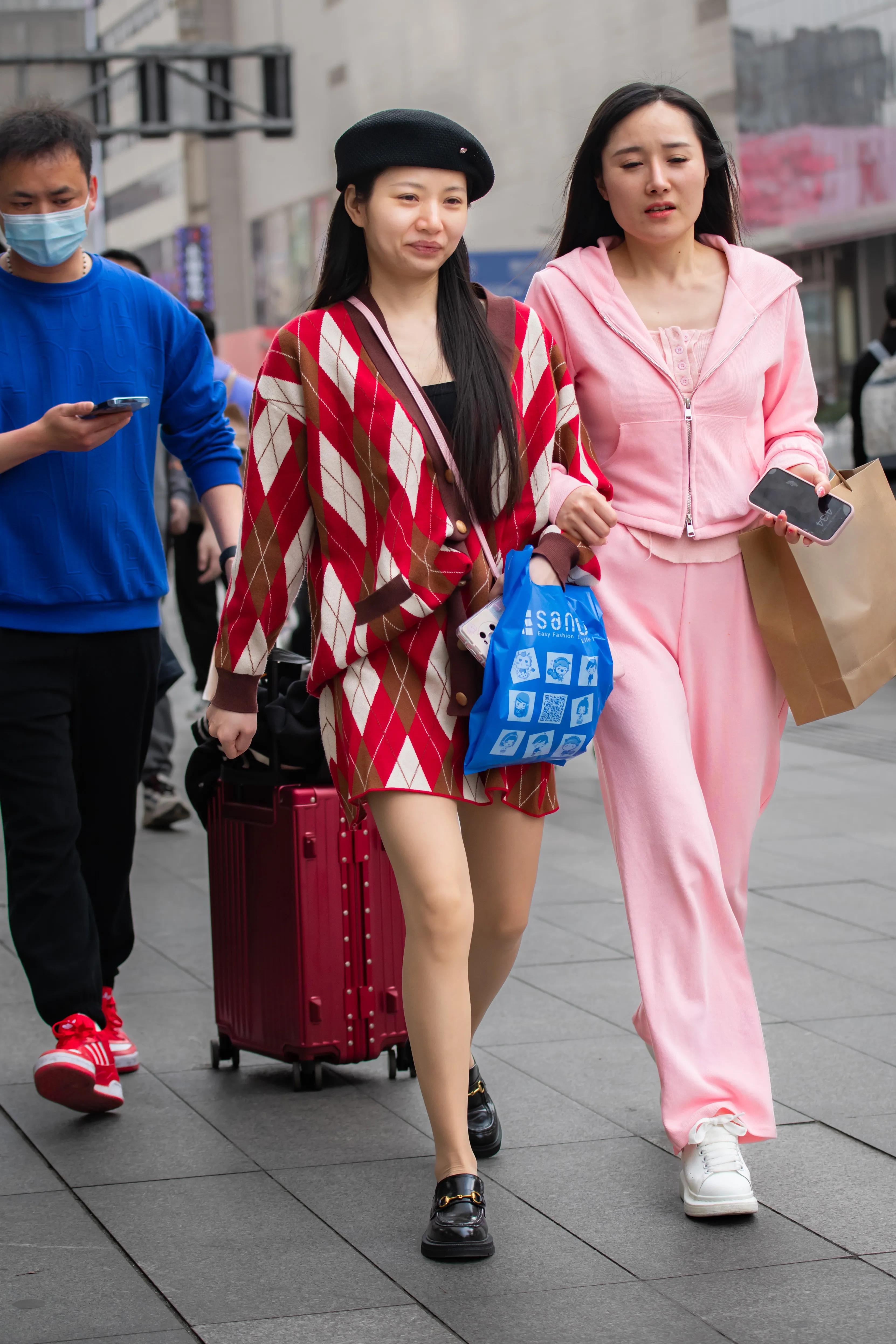 时尚街拍红白菱形格套装美女