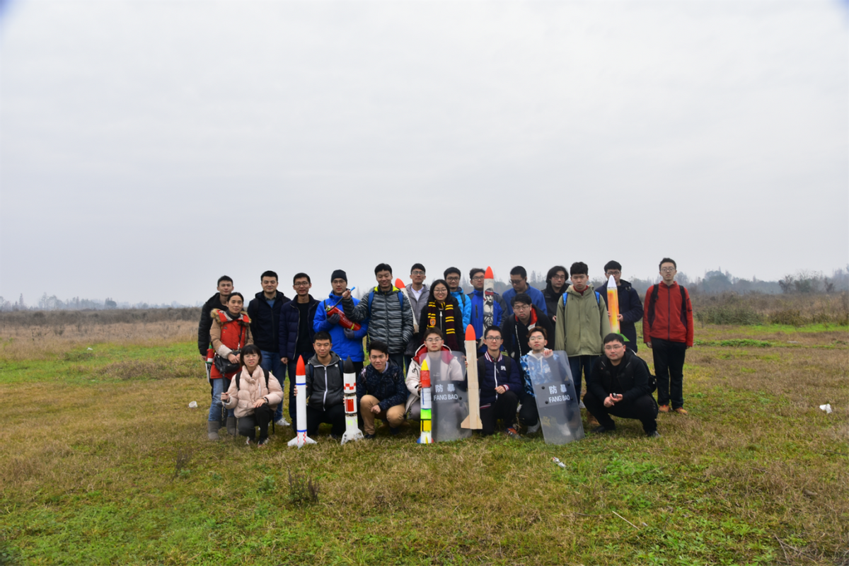 中青报聚焦！教学生制造火箭和飞行器，电子科技大学“宝藏”课程太酷了！