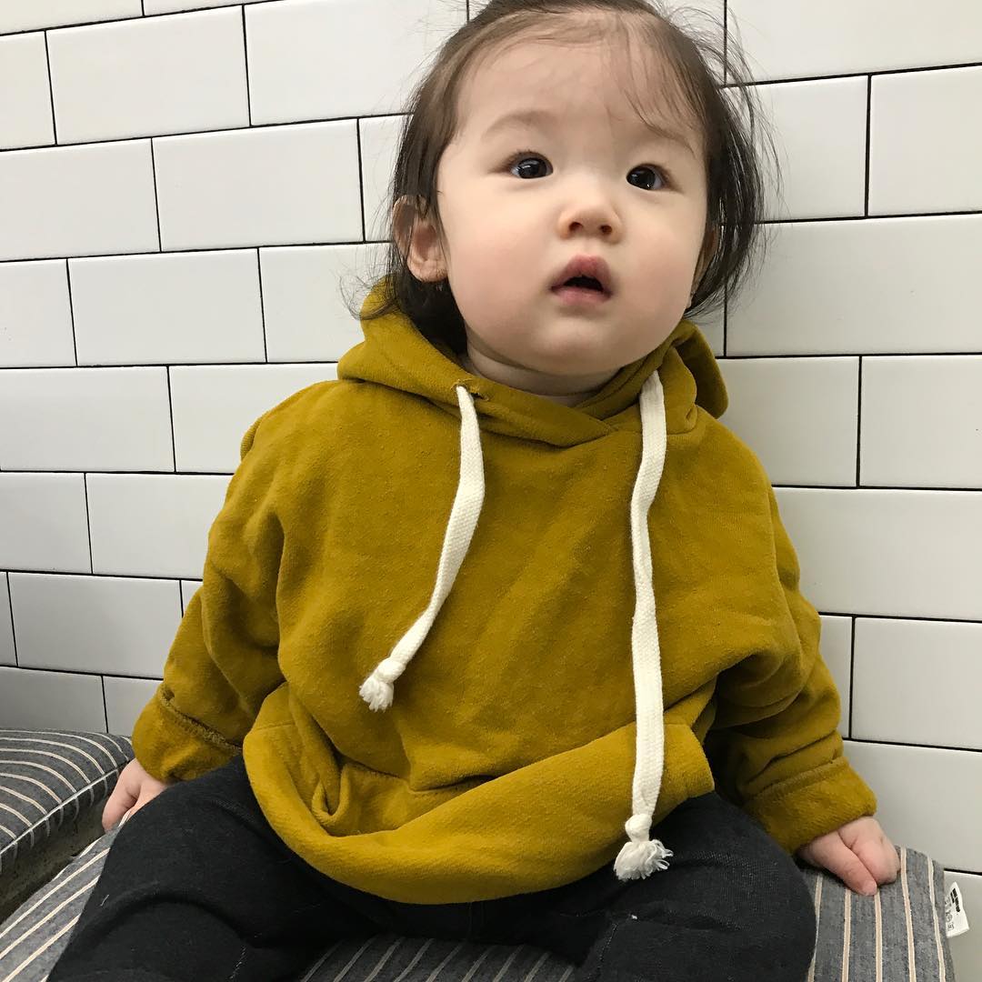 火遍全网的表情包小女孩!凭可爱萌翻所有人:骗我生女儿