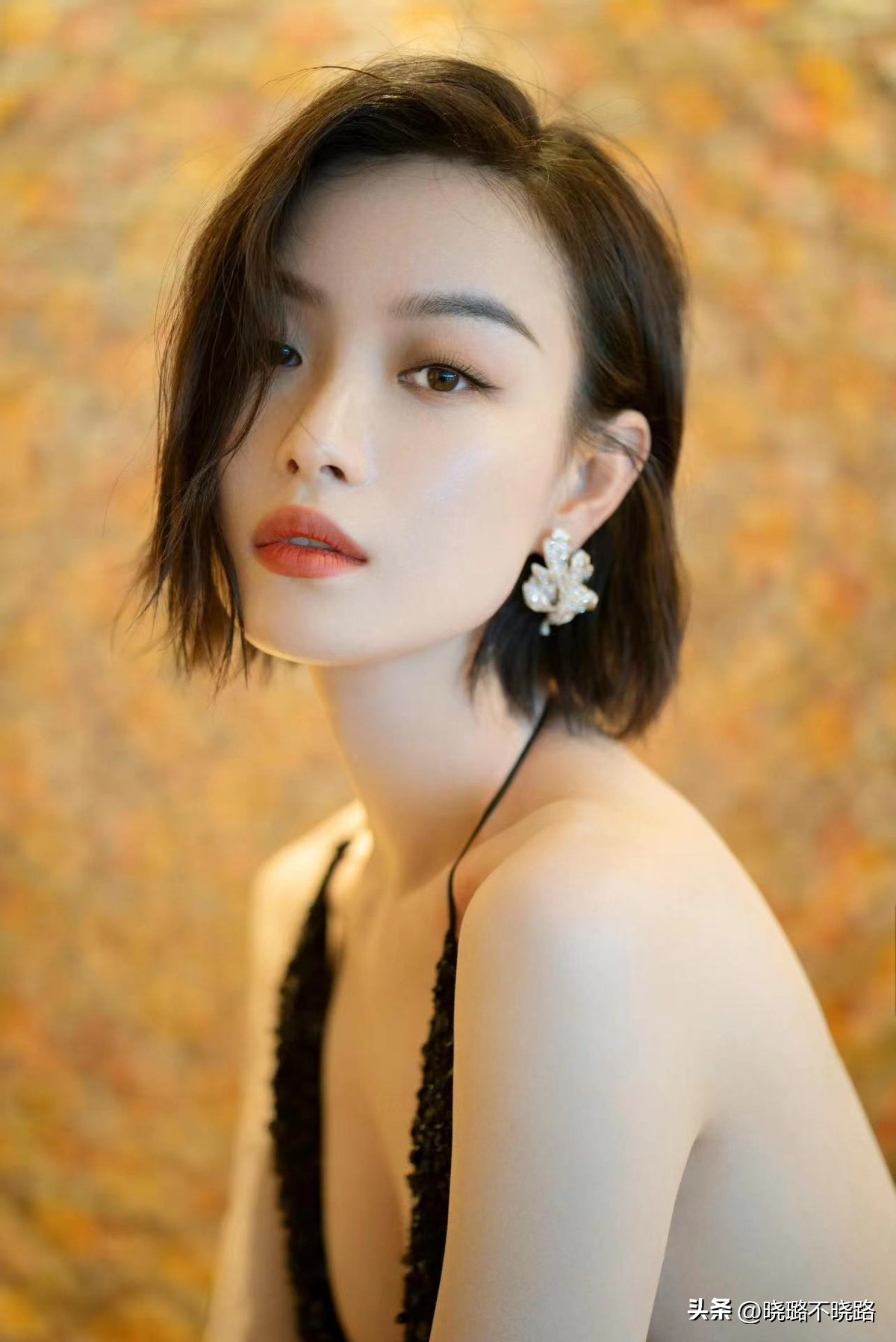 胖臉適合什么發型（方、圓臉的女生，放棄你的長發吧！試試這3種短發，洋氣還顯臉小）