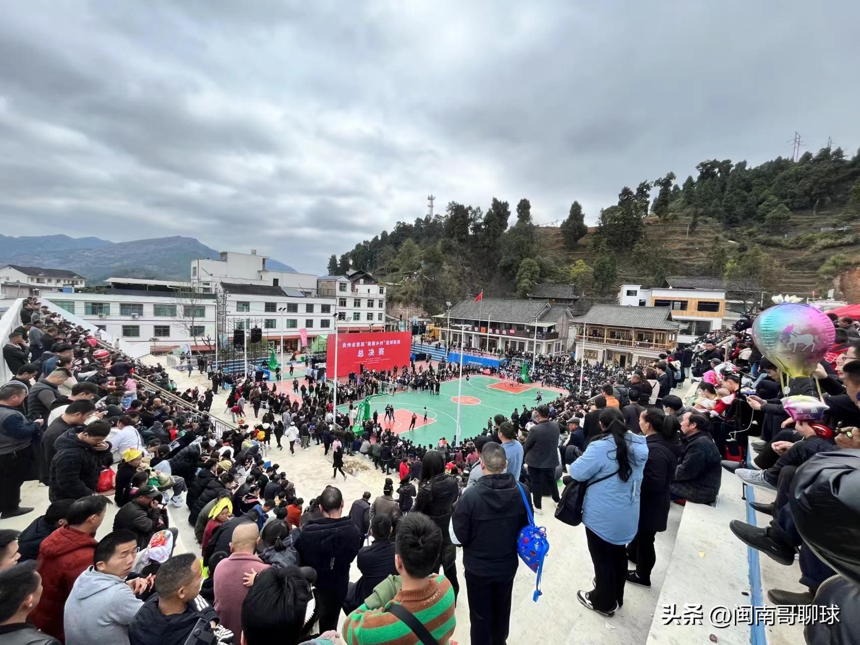 看到贵州村BA总决赛这火爆的场面，才知道中国足球为何发展不起来