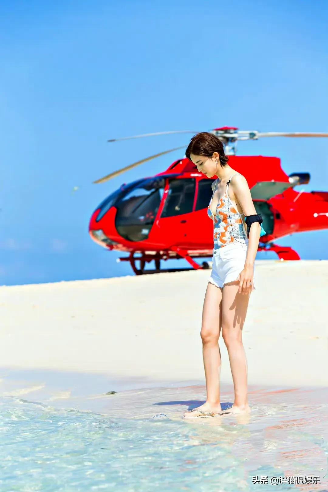 古力娜扎海边度假，彩色上衣加上白色短裤活泼又俏皮