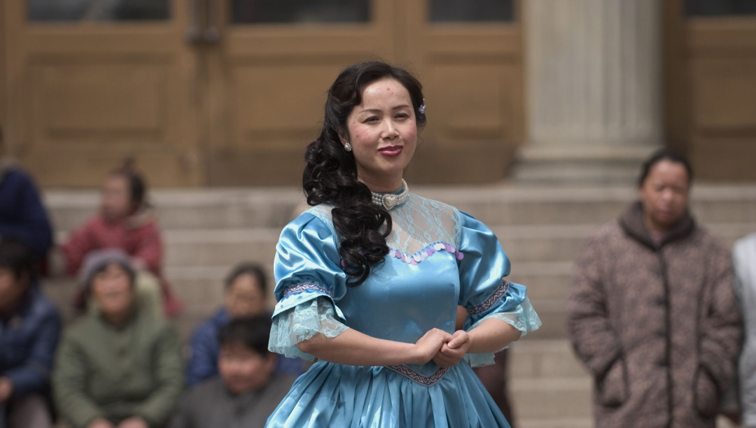 再说说胡金泉,胡金泉的出场是一段文艺演出,他身着精致的芭蕾舞服装