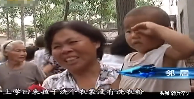 2010年，河南18岁少女“工地”搬水泥赚学费，家里穷的盐都买不起