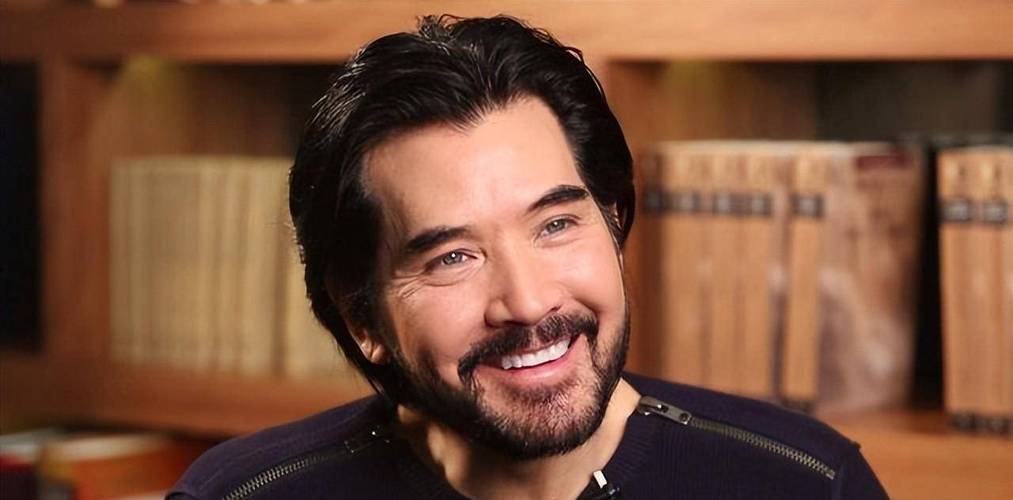 "大众男神"费翔因母亲与叶倩文分手,如今63岁仍孤身一人