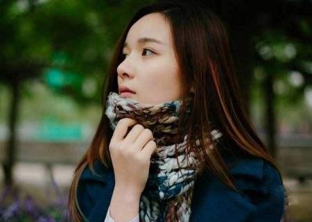 为什么很多女性睡觉时，经常喜欢用腿夹被子？不妨一起来了解