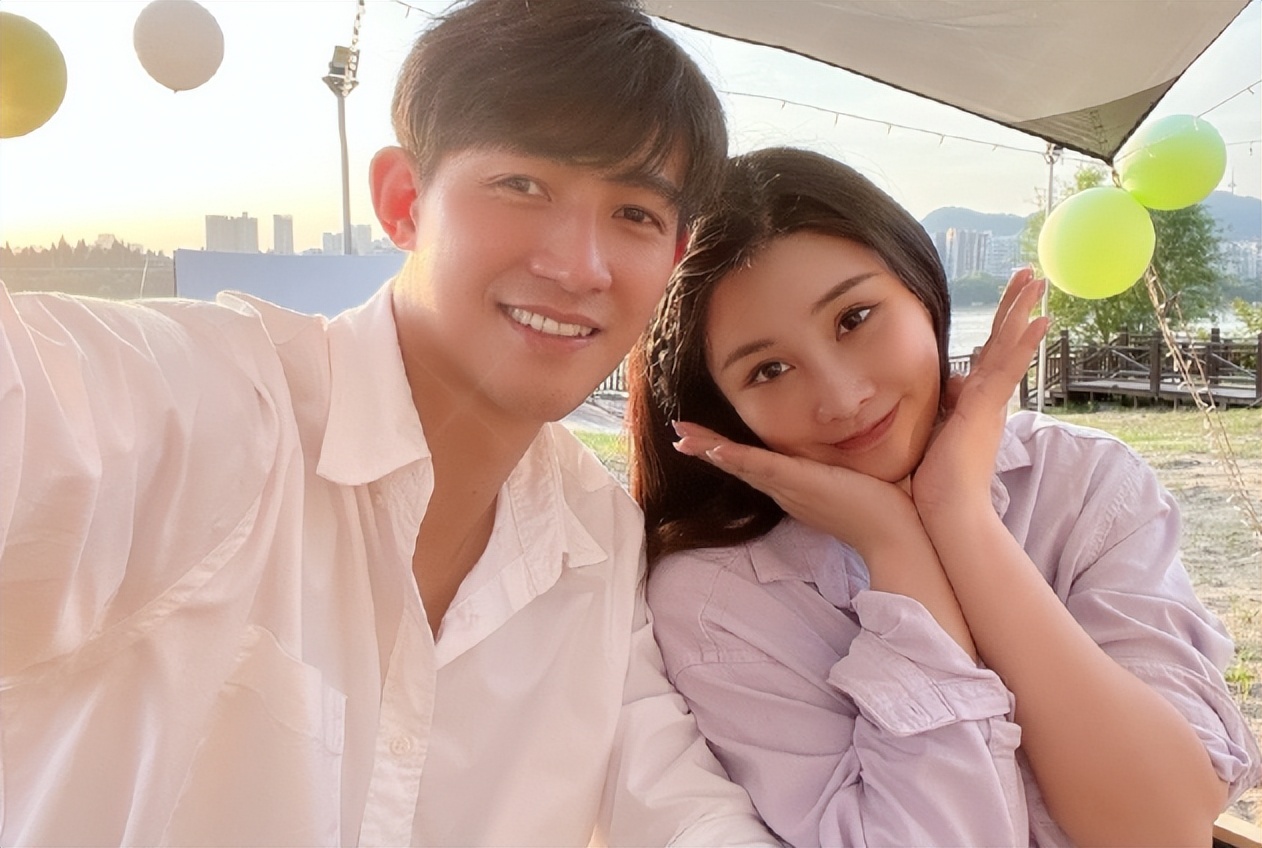 李子峰晒一家三口叠手照官宣老婆产子，双手抱娃笑容满溢，超有爱