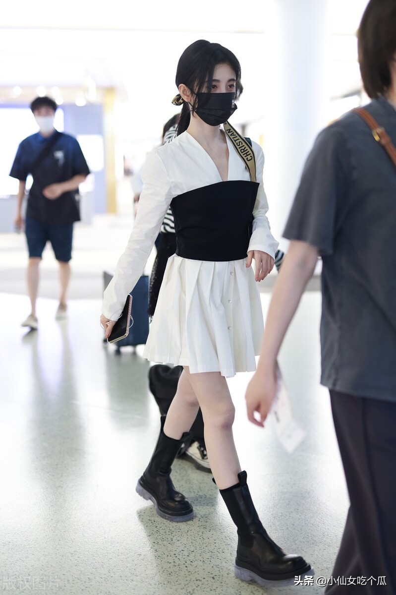 鞠婧祎实际身高不足一米五，为何次次拍照拍出一米八？