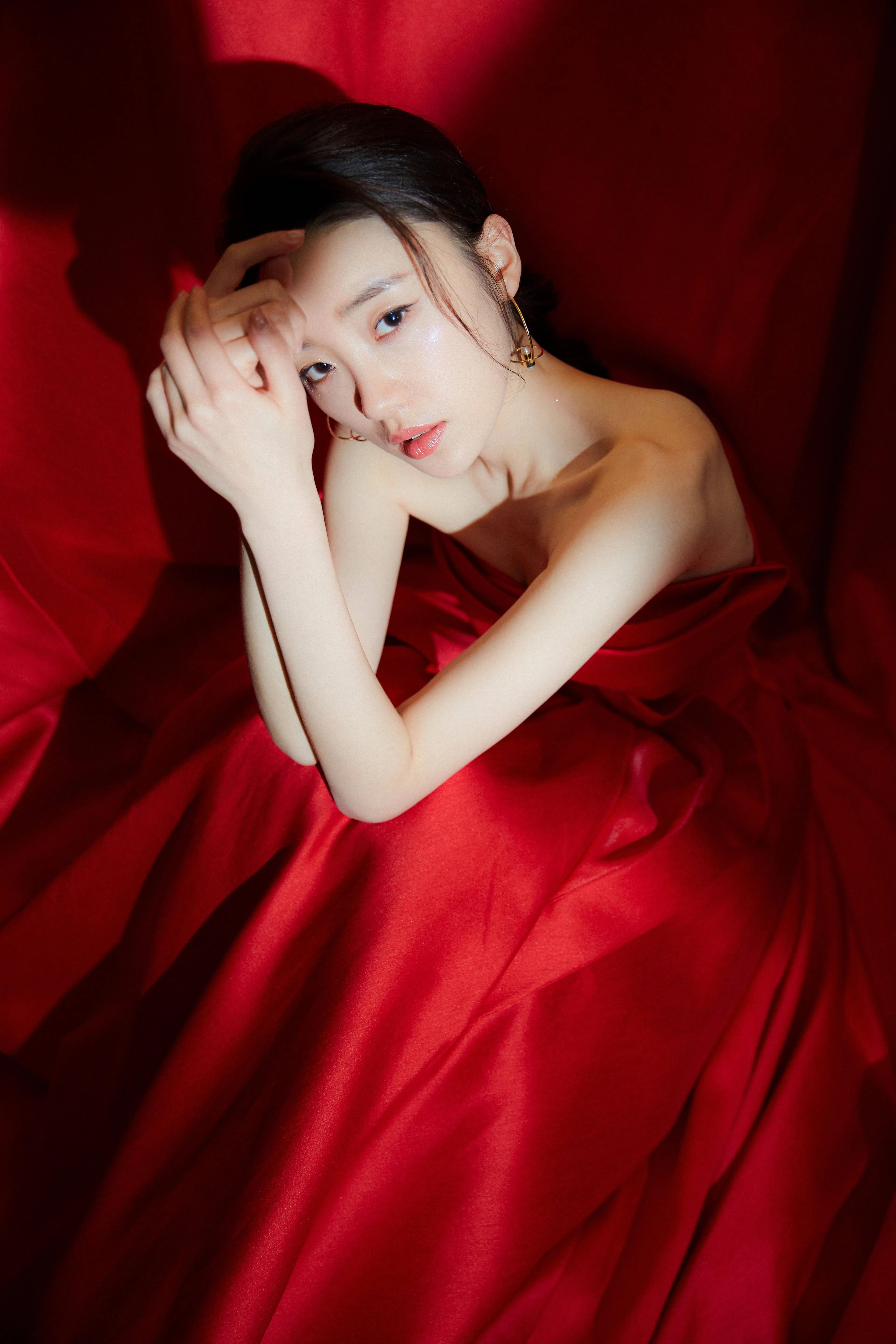 张月:一位冉冉升起的女星,穿衣,打扮越来越有品味