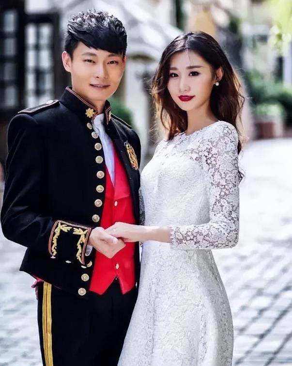 65岁巩汉林全家庆祝端午节!儿媳妇漂亮迷人,三代同堂日子幸福