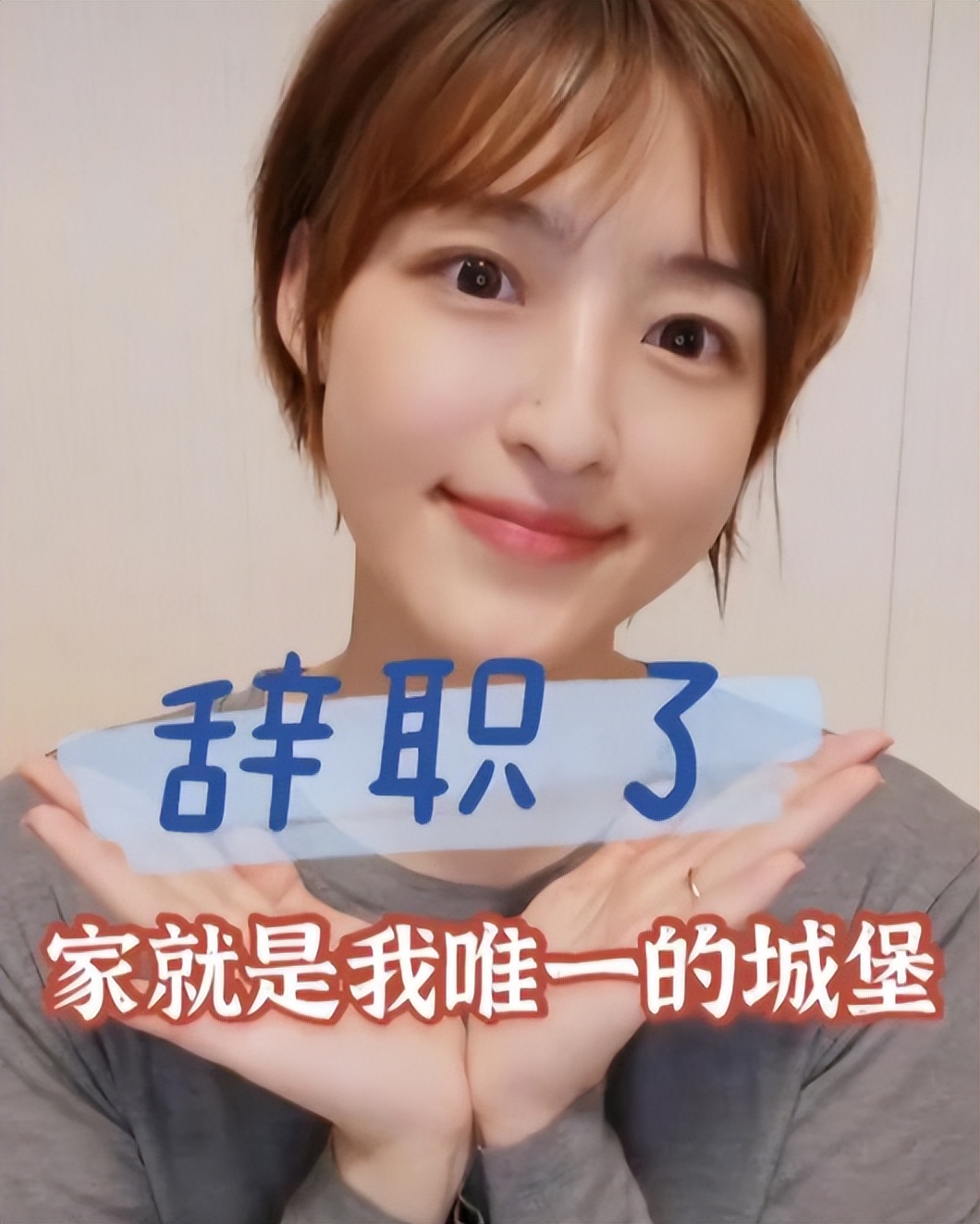 天下足球女主持人茗茗（杨茗茗的写真图集，笑容让人心动！曾经惊艳的她，为何从央视辞职）
