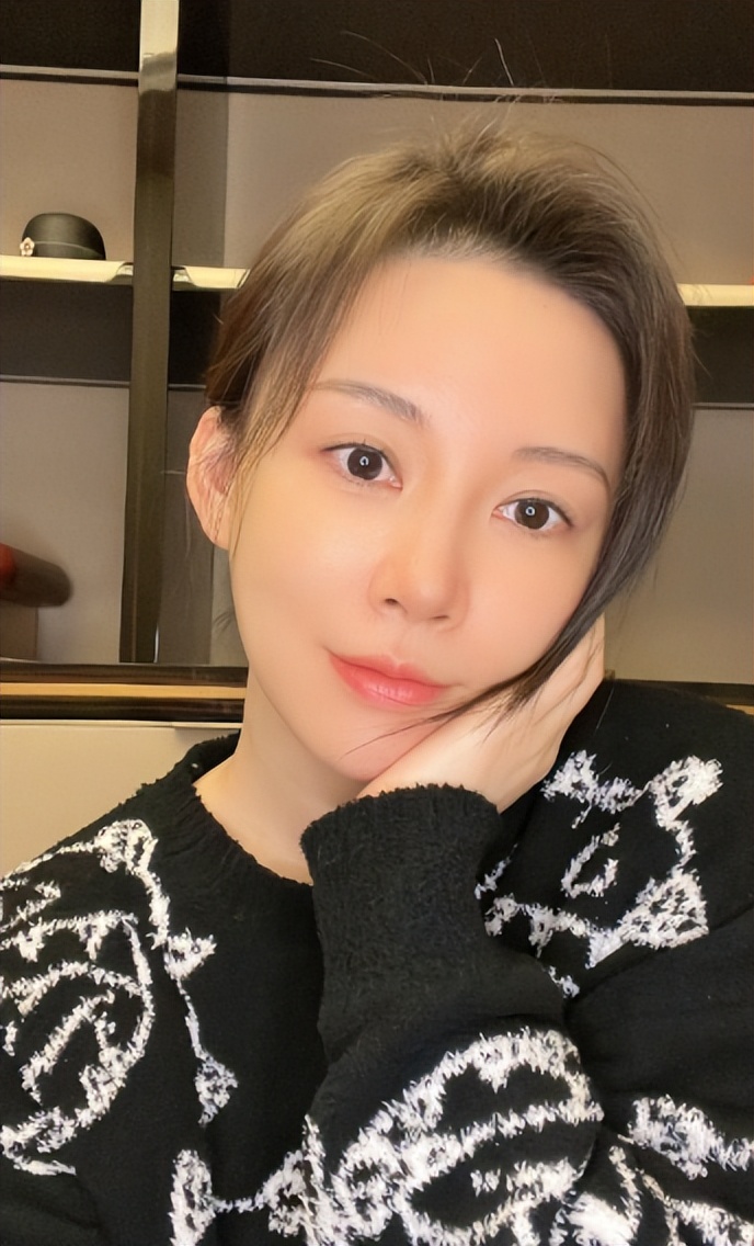 潘晓婷的微博帖子（潘晓婷微博发文称交作业，晒出六张素颜自拍照，40岁至今仍然单身）