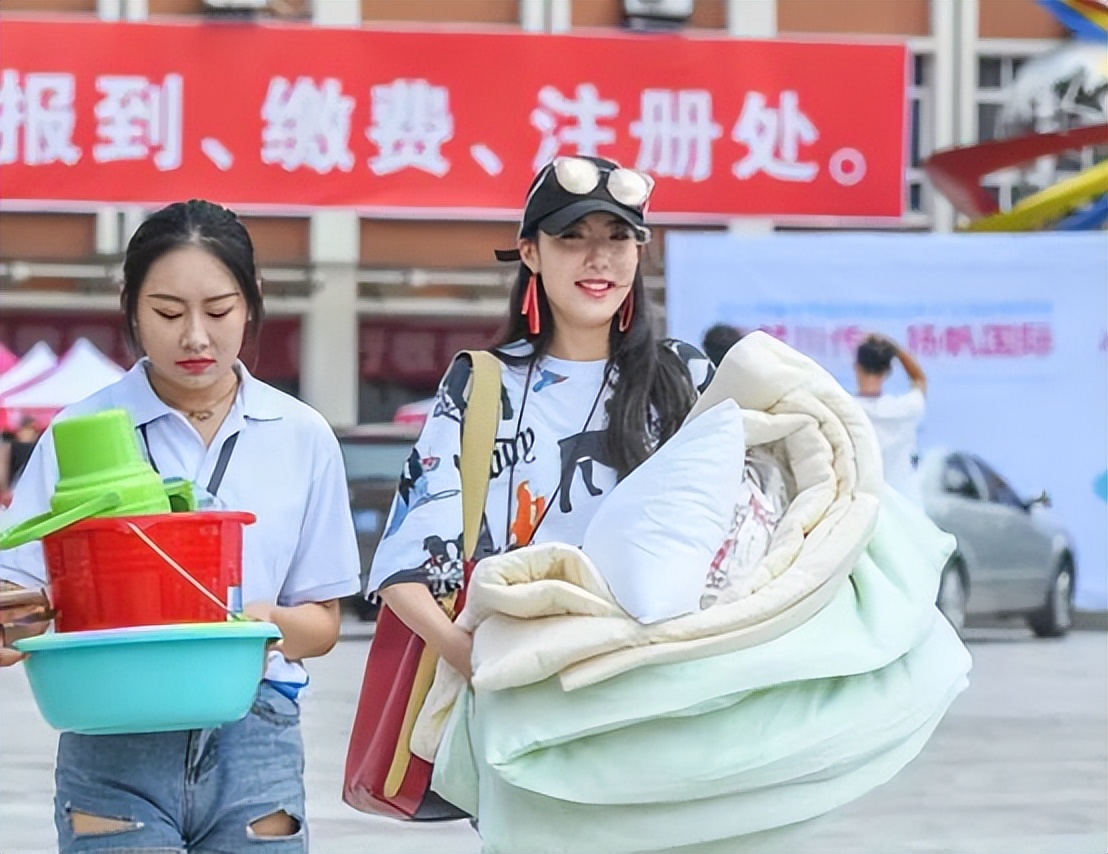 其中最让学生犹豫的就是床上用品,通常大学校园可不免费提供