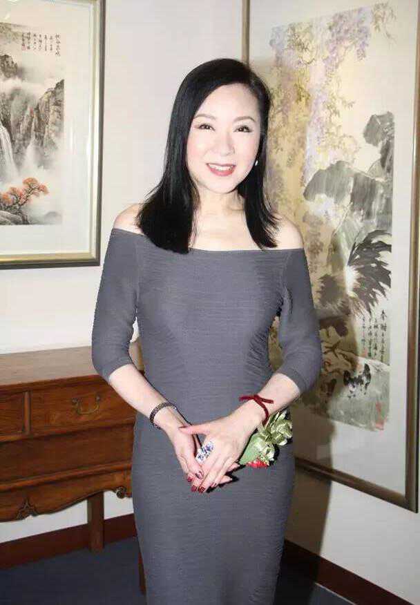 被魏秋桦老年的大胆穿搭惊艳了：一字肩、大漏背、透视装，真性感