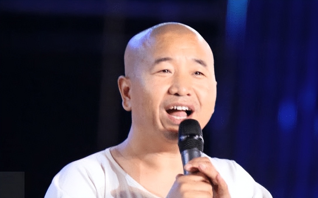 15年前,离开赵本山的"赵四"关小平,如今住豪宅开酒厂